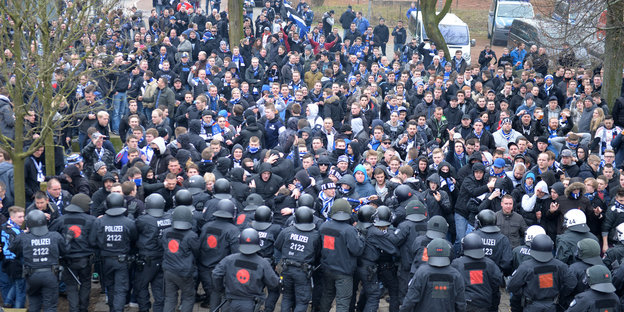 Viele Polizisten und viele HSV-Fans