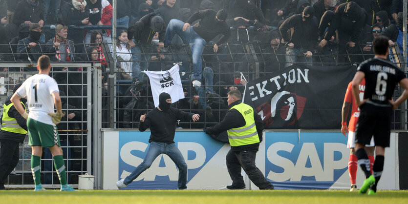 Vermummte stürmen aus dem Fanblock