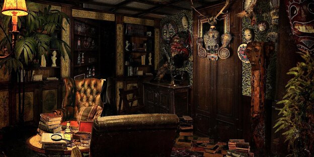 Ein Raum voll mit Ledersesseln, mysteriösen Masken an der Wand, Pflanzen und Bücherregalen