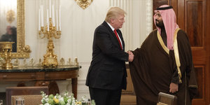 Donald Trump schüttelt dem arabischen Verteidigungsminister Mohammed bin Salman die Hand
