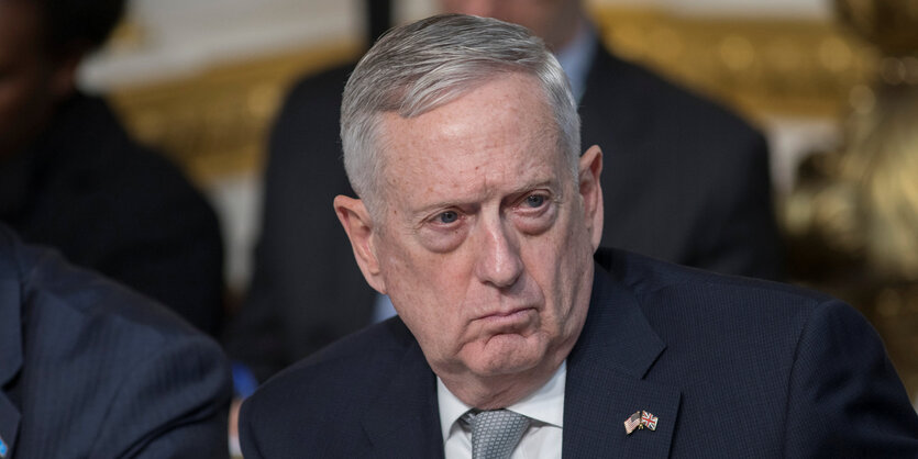 James Mattis guckt streng und zieht die Brauen zusammen