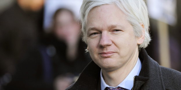 Wikileaks-Gründer Julian Assange auf einer Straße (Archivbild)