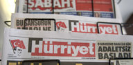 Ein Zeitungsständer mit türkischen Zeitungen