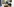 zwie Jugendliche in einem Zimmer mit vergittertem Fenster