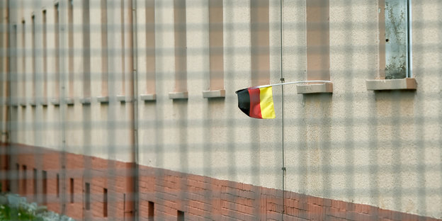 Kaserne, Deutschlandfahne am Fenster