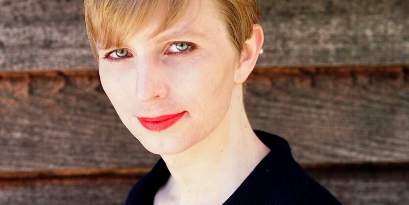 Chelsea Manning blickt in die Kamera