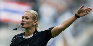 Fußball-Schiedsrichterin Bibiana Steinhaus pfeift