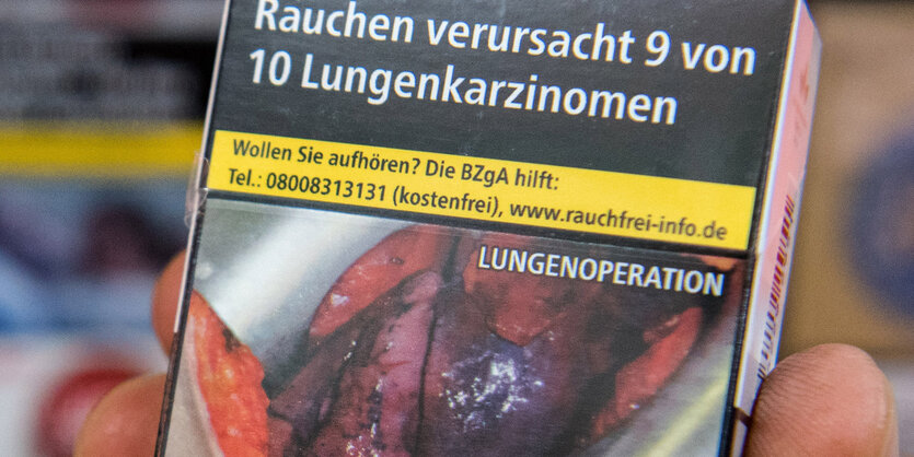 Schockfoto einer Lungenoperation auf einer Zigarettenpackung