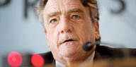 Der nordrhein-westfälische Bauminister Michael Groschek spricht bei einer Pressekonferenz