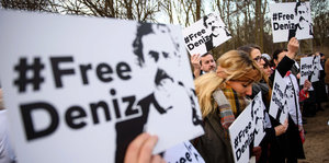 Menschen mit "Free Deniz"-Plakaten und -T-Shirts