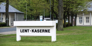 Ein Schild mit der Aufschrift "Lent-Kaserne" im Grünen