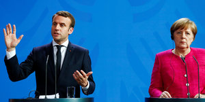 Merkel und Macron an Rednerpulten