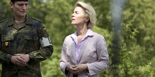 Von der Leyen steht neben einem Bundeswehrsoldaten