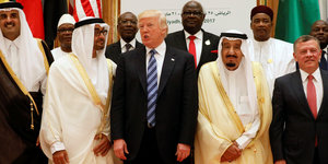 Neun Männer stehen nebeneinander, einer ist Donald Trump, ein anderer ist Saudi-Arabiens König Salman bin Abdulaziz Al Saud