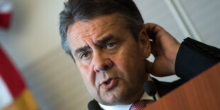 Sigmar Gabriel fasst sich an den Kopf