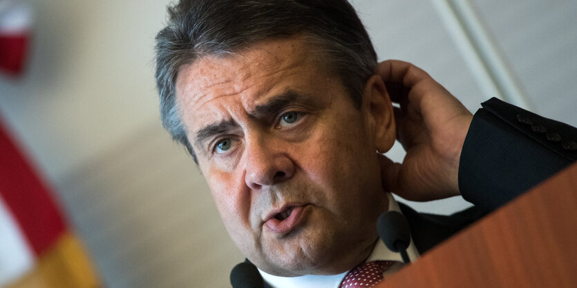 Sigmar Gabriel fasst sich an den Kopf