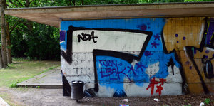 Ein mit Graffitti verziertes Toilettenhäuschen im Berliner Tiergarten. Es ist der Treffpunkt für junge männliche Prostituierte