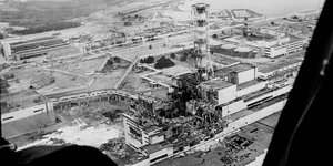 Luftbild vom komplett zerstörten AKW Tschernobyl