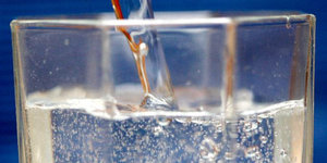 Wasser wird in ein Glas geschüttet