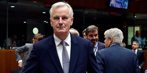 Michel Barnier steht in einem Saal