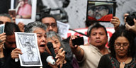 Gruppe von Demonstranten. Im Vordergrund eine Frau die in ein Mikrofon spricht und ein Bild von Javier Valdez hochhält