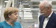 Angela Merkel und Dieter Zetsche schauen sich an