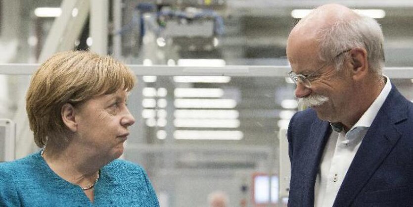 Angela Merkel und Dieter Zetsche schauen sich an