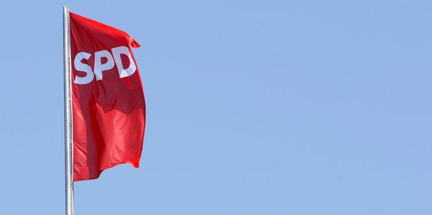 eine rote SPD-Fahne vor blauem Himmel