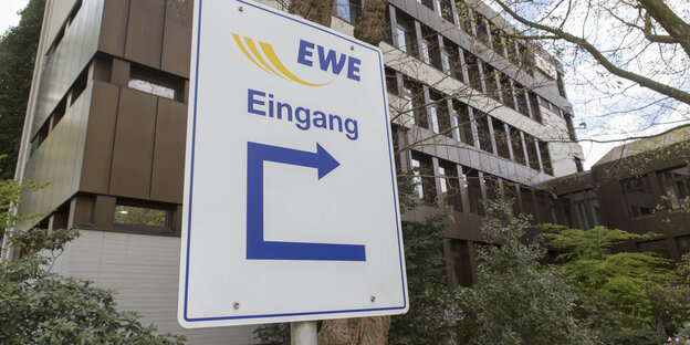 Ein Schild am EWE-Firmensitz, auf dem ein Pfeil soweit um eine Ecke weist, dass er fast wieder am Ausgangspunkt ankommt