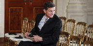 Michael Flynn sitzt allein in einer Stuhlreihe im Weißen Haus