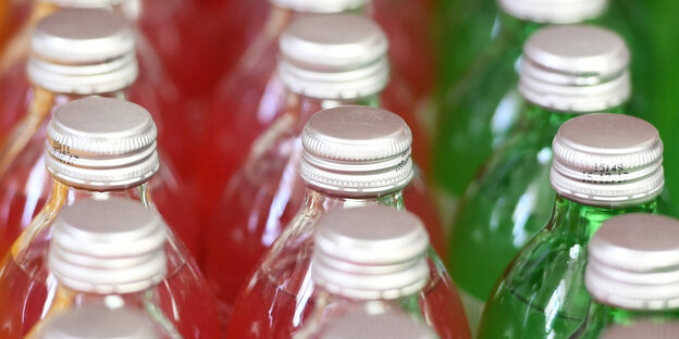 Flaschen mit roter und grüner Flüssigkeit gefüllt