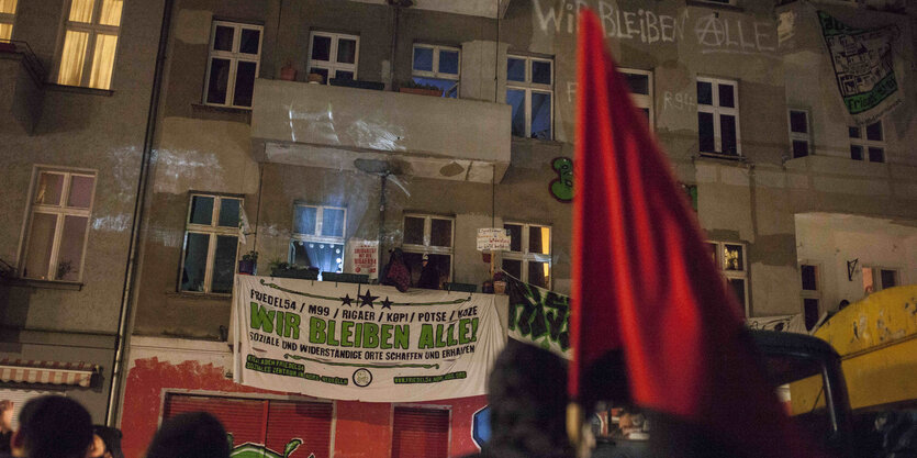 Demo vor der Friedelstraße 54