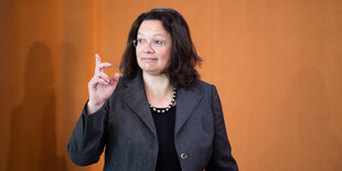 Andrea Nahles hebt einen Finger