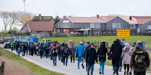 Deutsche Urlauber auf der Hallig Hooge.