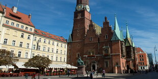 Ein Platz und ein Rathaus aus Backsteinen