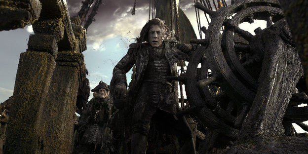 Javier Bardem in zombieartiger Gestalt auf einem Schiff