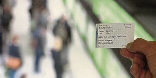 Einzelticket, im Hintergrund ein Bahnsteig