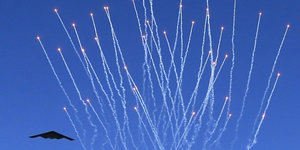 Ein Bomber der US Air Force fliegt vor blauem Himmel