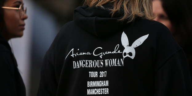 Eine Konzertbesucherin von hinten fotografiert. Auf ihrem Shirt steht: Ariana Grande, Dangerous Woman Tour 2017