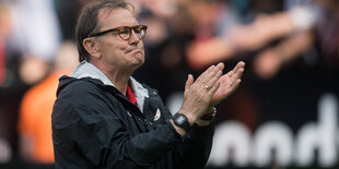 Ewald Lienen klatscht