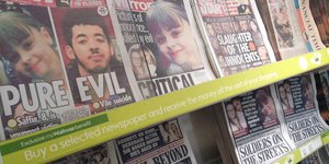 Ein Zeitungsregal mit den Titelseiten britischer Boulevardmedien. Darauf zu sehen, das Bild eines achtjährigen Mädchens, das bei dem Attentat in Manchester ums Leben kam