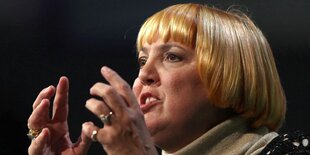 Claudia Roth gestikuliert beim Sprechen