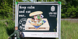 Auf einer Werbetafel wird für einen Luther-Burger geworben