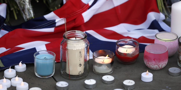Gedenken mit Flaggen und Kerzen an die Opfer des Anschlags in Manchester