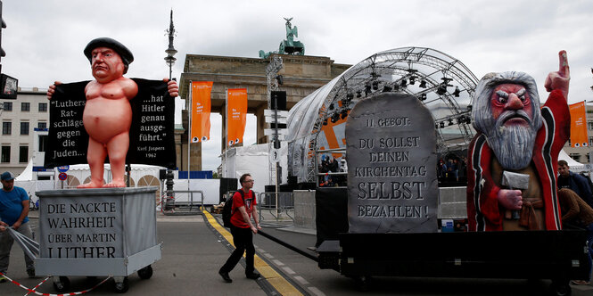 Eine nackte Luther-Figur vor dem Brandenburger Tor