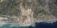 Eine Luftaufnahme zeigt die kalifornische Küste, in der Mitte hat ein Erdrutsch einen großen Teil der Straße mitgerissen