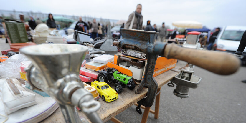 Flohmarktstand mit Kinderspielzeug und Haushaltswaren