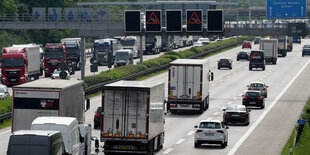 Lastwagen und Pkw auf der Autobahn