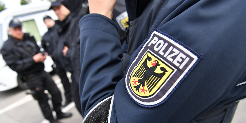 Der Arm eines Bundespolizisten in blauer Uniform