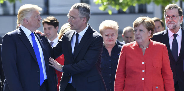 Trump neben Merkel und Jens Stoltenberg